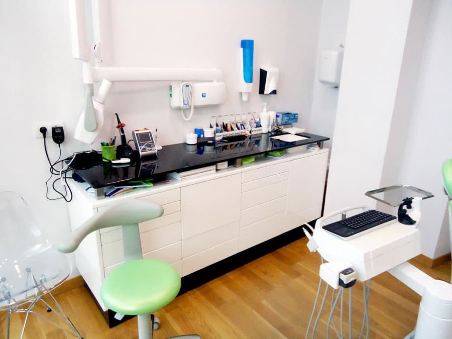 Paciente con sonrisa perfecta tras estética dental en Vigo