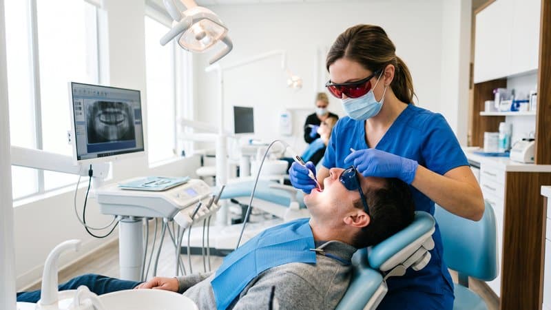Tratamiento con láser de diodo en clínica dental de Vigo