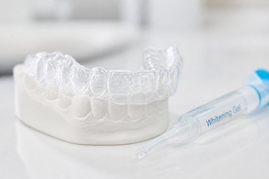 Foto 1 Luce dientes más blancos con el blanqueamiento con férulas Home en Cangas