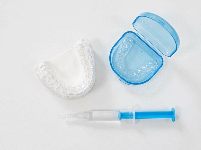 Luce dientes más blancos con el blanqueamiento con férulas Home en Cangas - Imagen 1