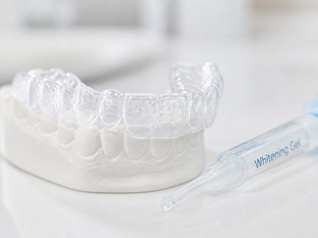 Luce dientes más blancos con el blanqueamiento con férulas Home en Cangas